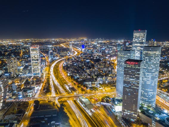 הדפסה על זכוכית של מגפי ילדים בסלון בתל אביב
